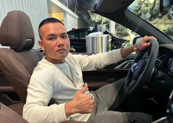 Mặc dù không có công việc, lại mới ra tù, nhưng Duy mua sắm ô tô tiền tỷ, chi tiêu "phóng tay" và tài khoản ngân hàng luôn có số dư lớn. Đặc biệt, Duy có "bạo tay" chi số tiền "khủng" để khánh thành một quán karaoke tại nhà riêng. 