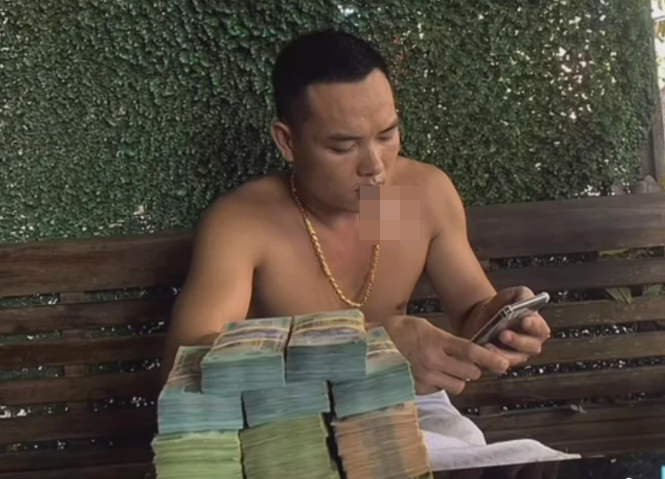 Tuy nhiên, những bất thường trong tài chính của Duy không qua mặt được các trinh sát công an. Theo đó, cơ quan công an nghi vấn việc Duy là "đại lý" mua bán trái phép chất ma túy lớn ở Quảng Bình. Một chuyên án được xác lập để điều tra, làm rõ hành vi phạm tội của Duy.