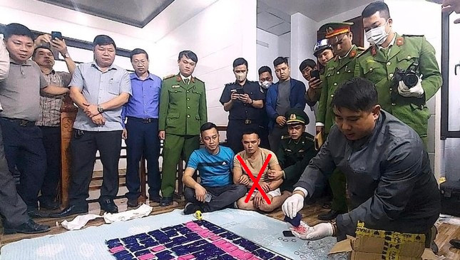 Đến khoảng 12h30 ngày 22/1, tại thôn Vĩnh Phú, xã Quảng Hòa, thị xã Ba Đồn, tỉnh Quảng Bình, lực lượng chức năng đồng loạt bắt giữ 04 đối tượng gồm: Đoàn Anh Duy (SN 1992, trú tại thôn Vĩnh Phú, xã Quảng Hòa, thị xã Ba Đồn), Cao Ngọc Dưỡng (SN 2006, trú tại thôn Vân Trung, xã Quảng Hải, thị xã Ba Đồn) và Trần Tý (SN 1999), Trương Văn Tâm (SN 1992), cùng trú tại thị trấn Lao Bảo, huyện Hướng Hoá, tỉnh Quảng Trị. Tang vật thu giữ là 29.810 viên nén hình tròn, màu hồng, dạng thuốc tân dược, khoảng 03kg. (Đối tượng Đoàn Anh Duy ngồi trước tang vật vụ án) 