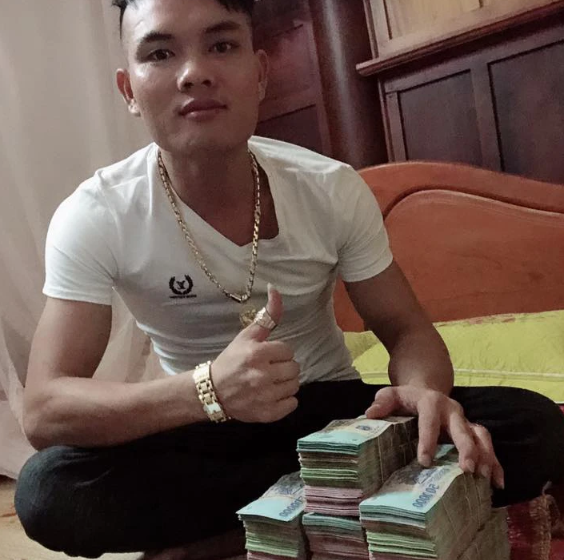 Đường dây mua bán, vận chuyển ma túy của Duy hoạt động rất tinh vi, xung quanh nhà đối tượng sinh sống có lắp nhiều camera an ninh. Mỗi lần có giao dịch, Duy sẽ cử các đối tượng trẻ tuổi tỏa đi khắp các ngóc ngách trong làng để xem có "động" hay người lạ nào lảng vảng không. Chính vì sự cảnh giác cao độ ấy, việc triệt phá đường dây ma túy của Duy không hề đơn giản. 