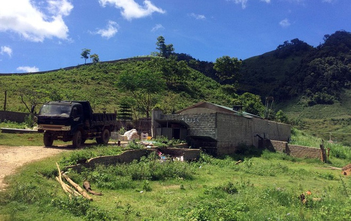 Riêng Nguyễn Văn Thuận còn có lấy tên khác là Sồng A Trang. Sau đó, chúng lôi kéo các đối tượng bị truy nã, có tiền án, tiền sự, nghiện ma túy đến trông coi, bảo vệ, tạo thành đường dây mua bán ma túy. Trong đó, nhà Nguyễn Thanh Tuân thường xuyên có 14 đàn em; nhà Nguyễn Văn Thuận thường xuyên có 3 đàn em. (Căn nhà của Nguyễn Văn Thuận). Ảnh: Dân Việt. 