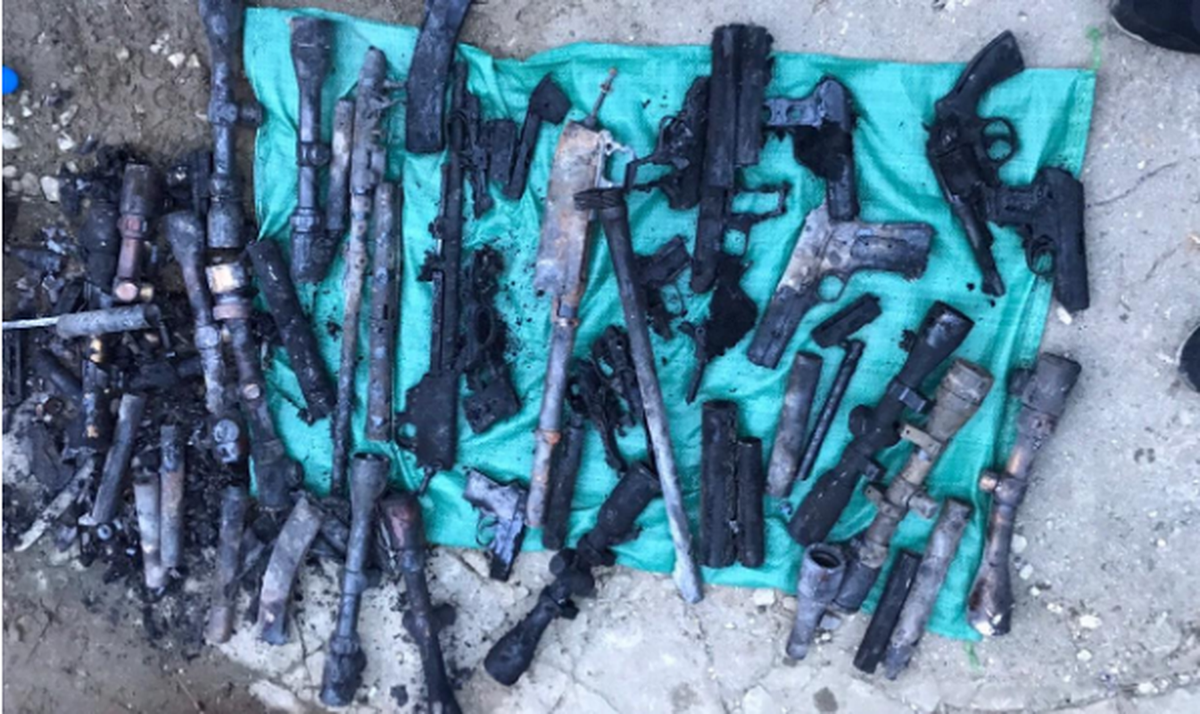 Rất nhiều loại súng khác nhau từ cỡ nhỏ đến cỡ lớn. (Ảnh: Công an TP HCM) 