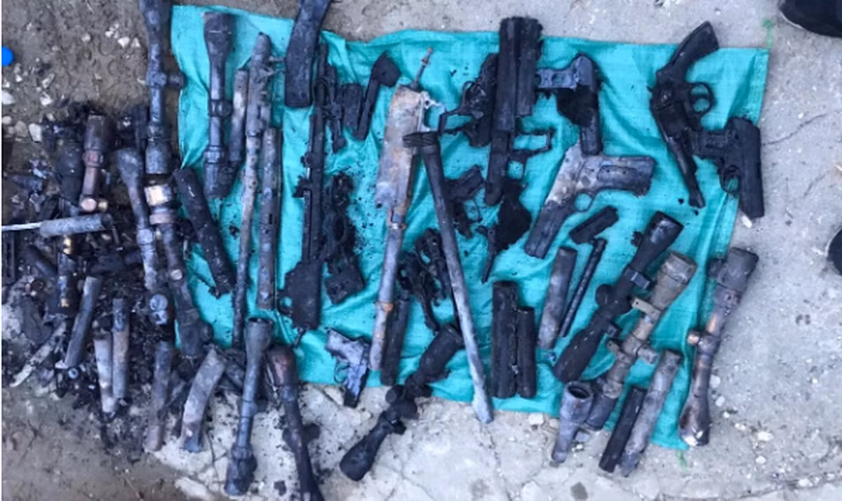 Rất nhiều loại súng khác nhau từ cỡ nhỏ đến cỡ lớn. (Ảnh: Công an TP HCM) 