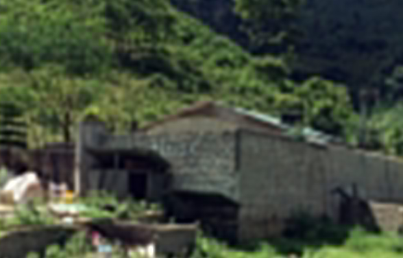 Các đối tượng, thiết kế nhà có hệ thống linh hoạt, có camera, tích trữ gas, xăng, vũ khí để tự vệ. Để tạo vỏ bọc và xây dựng uy tín, bọn chúng thường xuyên quan hệ với người xung quanh, thăm hỏi hàng xóm, lúc ốm đau, có công việc… (Ảnh: Dân Việt) 