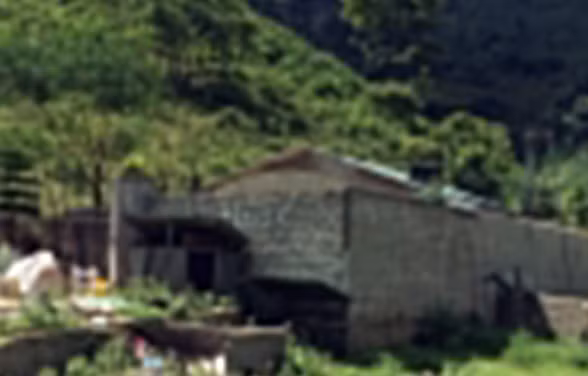 Các đối tượng, thiết kế nhà có hệ thống linh hoạt, có camera, tích trữ gas, xăng, vũ khí để tự vệ. Để tạo vỏ bọc và xây dựng uy tín, bọn chúng thường xuyên quan hệ với người xung quanh, thăm hỏi hàng xóm, lúc ốm đau, có công việc… (Ảnh: Dân Việt) 