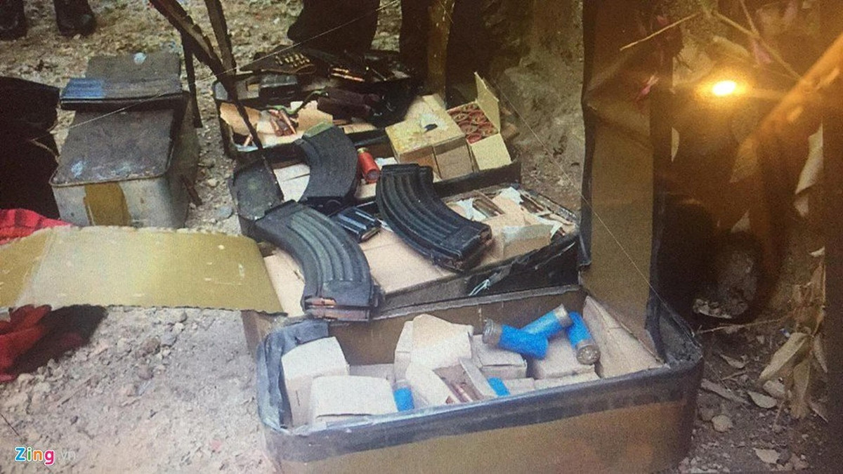 Tại boongke của Tuân, lực lượng chức năng tìm thấy hàng chục băng tiếp đạn ném ngổn ngang giữa nhà. Nhiều băng tiếp đạn vẫn còn đầy, chưa sử dụng đến. (Ảnh: Zing.vn) 