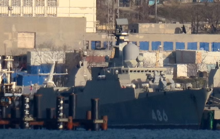 Theo diễn đàn mạng của Nga, Gepard 3.9 “486” ngày 15/12/2016 đã có chuyến thử nghiệm trên biển. Ảnh của diễn đàn Nga cho thấy khói toả ra mù mịt từ động cơ turbin khí của con tàu khi di chuyển trong vịnh Novorossiysk. Con tàu này hôm 4/12/2016 cũng đã thử động cơ tại quân cảng suốt buổi sáng, khói phủ trắng xoá gần nửa mặt vịnh của quân cảng Novorossiysk. Nguồn ảnh: 7FBTK