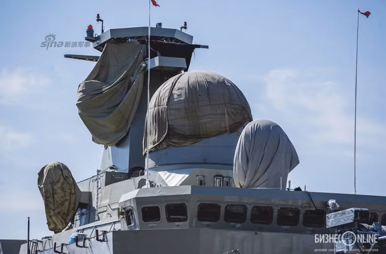 Điểm khác biệt lớn nhất của 2 tàu Gepard 3.9 cải tiến dành cho Việt Nam đó là nó sẽ trang bị hệ thống định vị thủy âm (gắn trên thân tàu) dùng để phát hiện, theo dõi, xác định vị trí tàu ngầm và hệ thống vũ khí diệt tàu ngầm. Thậm chí, nhà máy Zelenodolsk đã gọi 2 tàu Gepard mới dành cho Việt Nam là “tàu chiến săn ngầm” ý chỉ Gepard sẽ sở hữu khả năng chống ngầm mạnh mẽ. Nguồn ảnh: TASS