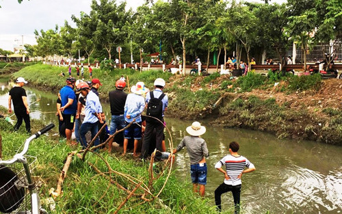 Tên cướp tàn ác, đạp phụ nữ, trẻ em xuống kênh. Ảnh minh họa.