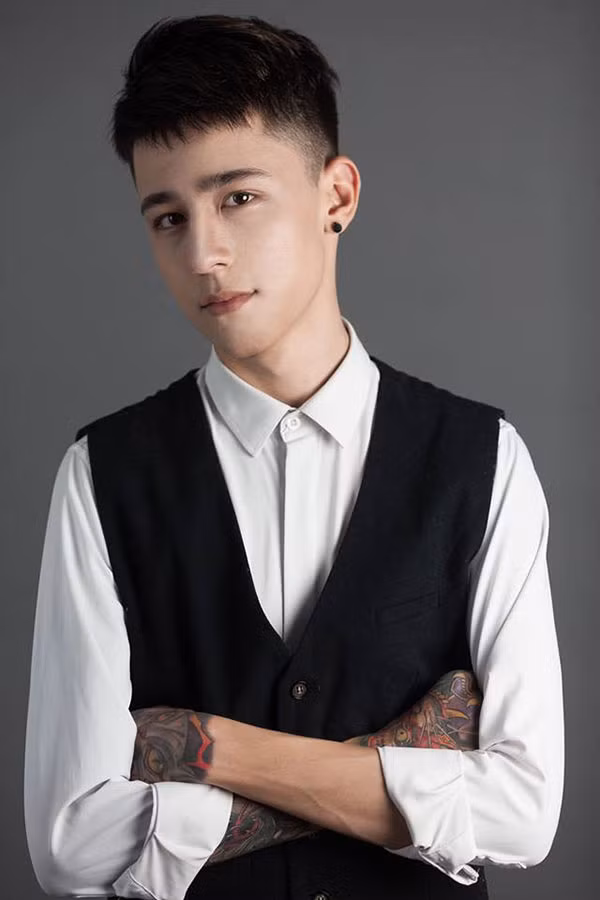 Ngoài xăm hình, Thiện còn thích vẽ tranh và dành tình cảm đặc biệt cho những chú mèo. Chàng trai này sở hữu chiều cao 1m82 đầy ấn tượng, cộng thêm gương mặt Tây với sống mũi cao, nước da trắng luôn khiến Thiện là tâm điểm chú ý mỗi lần xuất hiện trước đám đông.