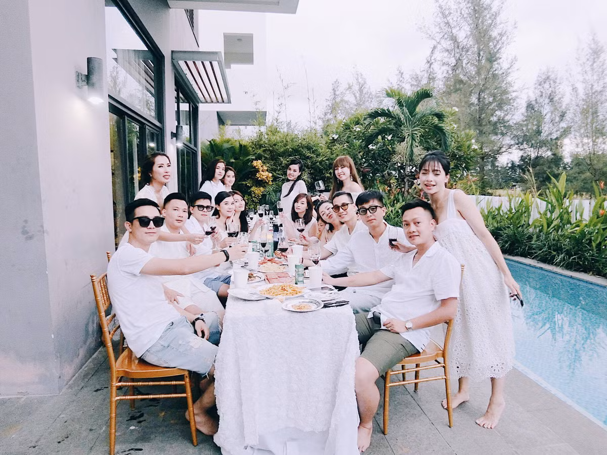 "Hiện tại trong nhóm bọn mình người chơi lâu nhất là khoảng 10 năm, có một số thành viên thân nhau đã 7,8 năm. Những mẹ mới gia nhập nhóm thì cũng thân ít nhất được 3,4 năm rồi. Chúng mình đã lấy chồng sinh con, cuộc sống gia đình ai cũng đầm ấm, hạnh phúc. Mình với Huyền Nguyễn là hai người đang có bầu. Mình mang thai con thứu 2 còn Huyền có con đầu lòng"- hot girl bỉm sửa Vân Nhi, một bà mẹ trẻ trong hội chia sẻ.