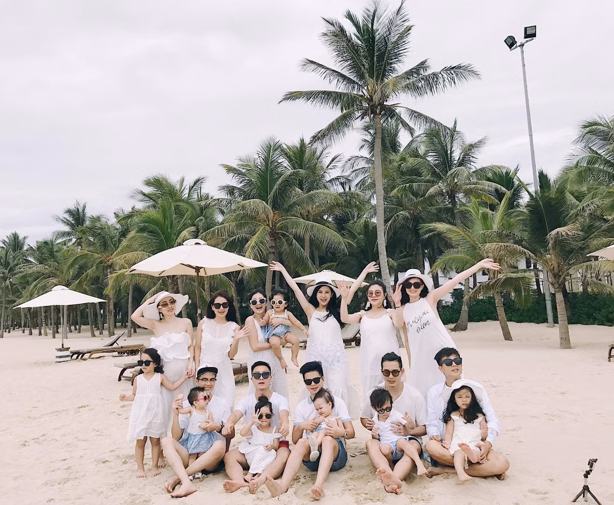 Nhìn hội các bà mẹ này chơi thân với nhau, ai cũng ao ước mình có một hội bạn y hệt như thế này. Hội gồm 6 cô gái chơi với nhau là Ngọc Nguyễn (Ngọc Mon), Hương Giang (Jang Hy), Mai Ly, Vân Nhi , Huyền Nguyễn và Thanh Hà (ở độ tuổi tầm 1989, 1988).