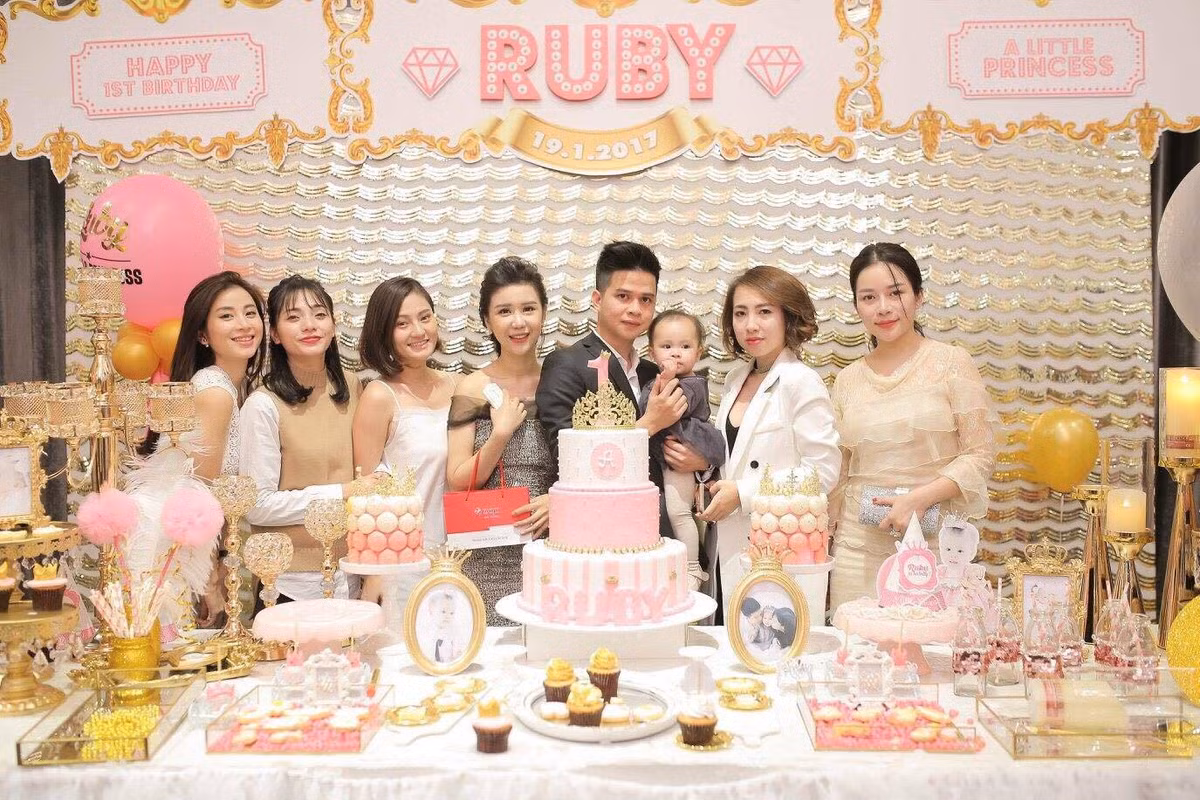 Trong những lần đưa vợ đi chơi hay họp hội các bà mẹ bỉm sữa, các anh cũng tranh thủ làm quen và thân nhau lúc nào chẳng hay. Thành ra, ngoài hội các bà mẹ bỉm sữa lại có thêm hội các ông bố bỉm sữa.