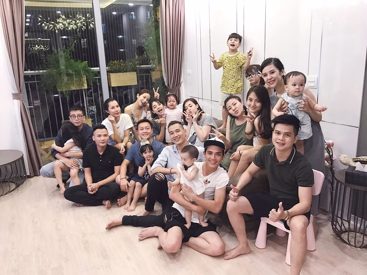 Điều làm nhiều người mơ ước hơn nữa, đó chính là trong những buổi đi chơi thì việc xuất hiện cả các anh chồng của 6 nàng là điều không tưởng đối với nhiều hội bỉm sữa khác. Thế nhưng với hội bạn này, chuyện đó đã trở nên bình thường.