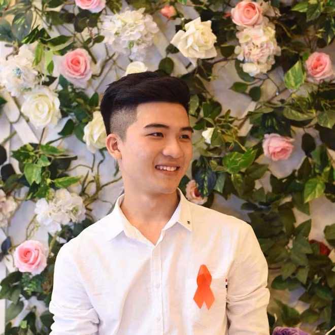 Ở ngôi trường nào cũng vậy, luôn có những chàng trai, cô gái được mệnh danh là nam thần, nữ thần học đường, khiến biết bao người mơ ước được sánh đôi. Nam sinh gây bão trang NEU confession (trường Đại học Kinh tế Quốc dân) những ngày gần đây, là một chàng trai như thế.