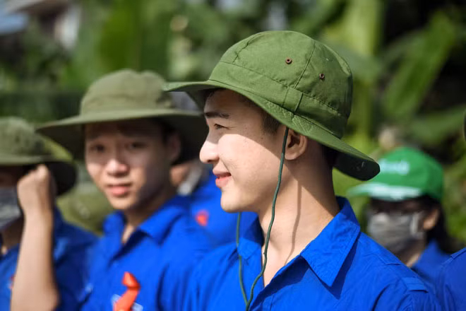 Xuất hiện trên trang NEU confession, Phạm Sang “chóng mặt” vì lượt kết bạn và tin nhắn làm quen trên Facebook. Anh càng bất ngờ hơn nữa trước những nhận xét của dân mạng về mình.