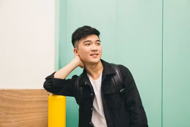 Là sinh viên của trường Đại học Kinh tế Kỹ thuật Công nghiệp (Hà Nội) nhưng Phạm Sang lại thường xuyên tham gia các hoạt động tình nguyện tại câu lạc bộ của trường Đại học Kinh tế Quốc dân (Hà Nội).