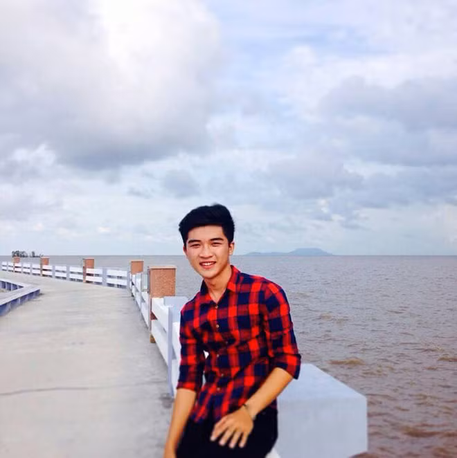 Đây không phải lần đầu nam sinh Kinh tế được chú ý bởi gương mặt thư sinh và nụ cười đẹp. Từ khi còn là học sinh cấp 2, cấp 3, Phạm Sang đã được mệnh danh là “mỹ nam” và luôn gây chú ý mỗi khi xuất hiện.