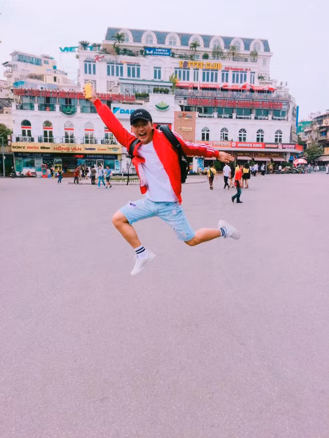 Ngay lập tức, Facebook của nam sinh khiến chị em “đổ đứ đừ” này được tìm ra. Đó là Phạm Văn Sang (sinh viên năm hai ngành Tài chính Ngân hàng). Sang quê gốc ở Nam Định nhưng từ nhỏ đã sống tại Cà Mau.