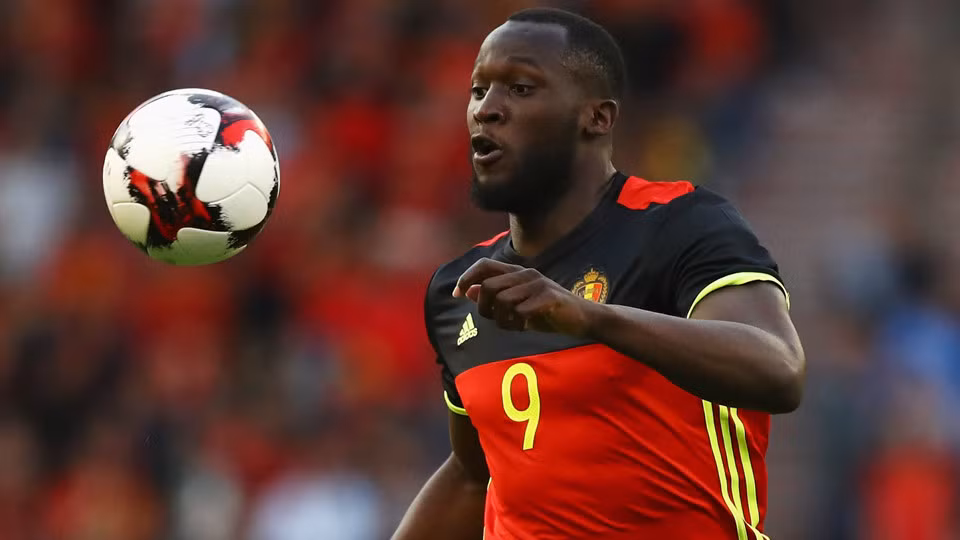  2. Romelu Lukaku (tiền đạo - 75 triệu bảng): Chân sút người Bỉ đã để lại những dấu hiệu đáng mừng với 3 bàn thắng sau 5 lần ra sân tại tour du đấu hè vừa qua.