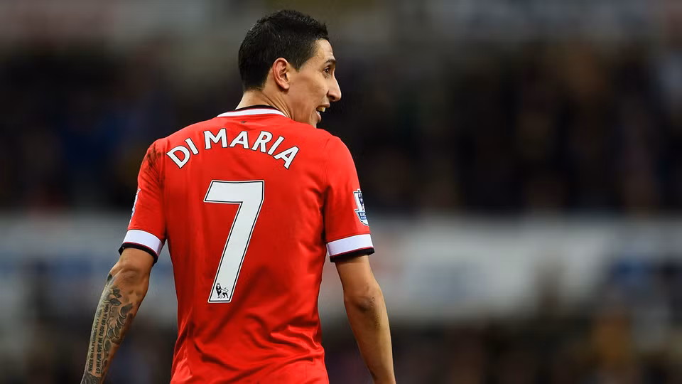  3. Angel Di Maria (tiền vệ - 59,7 triệu bảng): "Thiên thần" đã không thể tỏa sáng và phải tháo chạy sang PSG chỉ sau 1 mùa giải khoác áo "Quỷ đỏ".