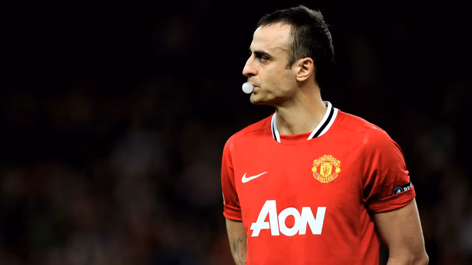  8. Dimitar Berbatov (tiền đạo - 30,75 triệu bảng): Thời đỉnh cao phong độ, "Bố già" đã ghi 20 bàn thắng giúp Man Utd đăng quang Premier League mùa giải 2010/11.