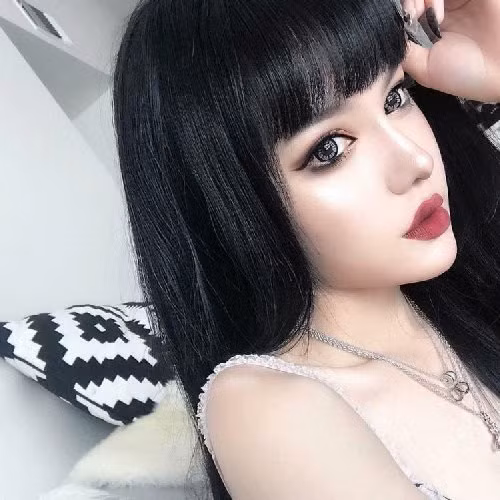 Nhiều người hâm mộ cô đến nỗi còn tạo ra nhân vật game lấy ý tưởng từ chính gương mặt búp bê này.