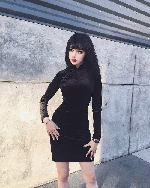 Tuy nhiên, đây là kết quả của cách trang điểm chẳng giống ai mà Kina Shen áp dụng cho bản thân mình. Cô có sở thích kỳ lạ là biến mình thành một nàng búp bê y như thật. Từ làn da, đôi mắt,… đều có thể được Kina Shen biến hóa khôn lường nhờ tài năng trang điểm. Tất cả đã giúp cô trông như một nàng búp bê thật.