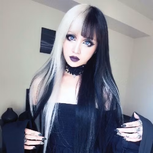 Không chỉ đầu tư về đầu tóc, khuôn mặt, cô còn sơn móng tay độc lạ và đeo rất nhiều phụ kiện.