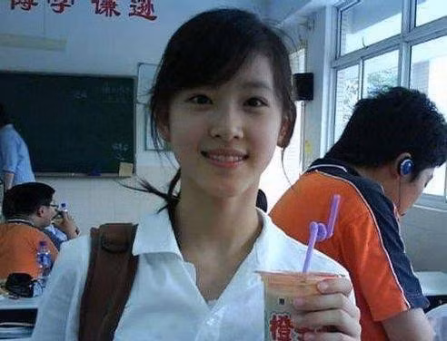 Tham gia thế giới “người nổi tiếng” của cô bắt đầu với một bức ảnh được đăng trên các phương tiện truyền thông xã hội vào năm 2009, khi Zhang đang giữ một tách trà sữa. Từ đó trở đi, cô nghiễm nhiên được đặt biệt danh là " hot girl trà sữa".