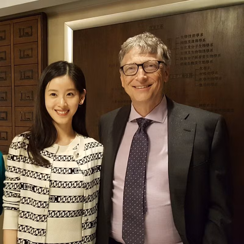 Tại một sự kiện gây quỹ cho việc tung ra hàng hoá công cộng của JD hồi tháng 3, cô đã gặp gỡ nhà đồng sáng lập Microsoft và tỷ phú Bill Gates.