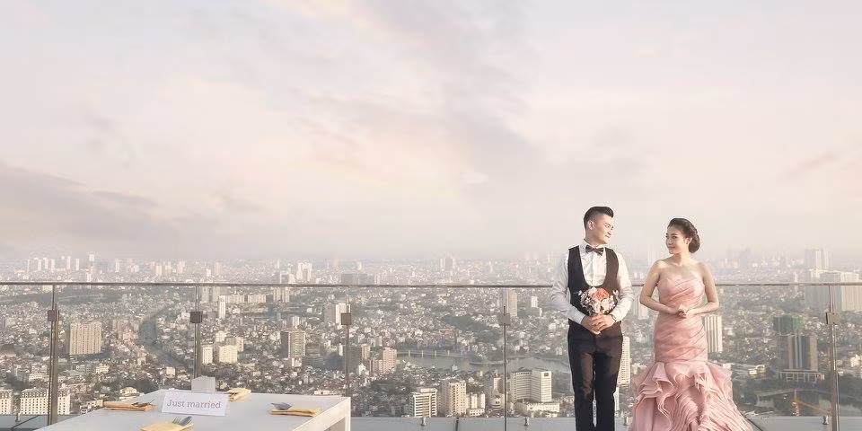 Đêm chung kết hứa hẹn nhiều bất ngờ và hấp dẫn với tổng giá trị giải thưởng lên đến 300 triệu đồng. Đặc biệt, cặp đôi đạt giải nhất ở mỗi khu vực sẽ nhận được giải thưởng trị giá 50 triệu đồng gồm: Tivi Panasonic 4K, cặp nhẫn cưới vàng trắng Sky-mond và một kỳ nghỉ trăng mật 5 sao trong 3 ngày 2 đêm.