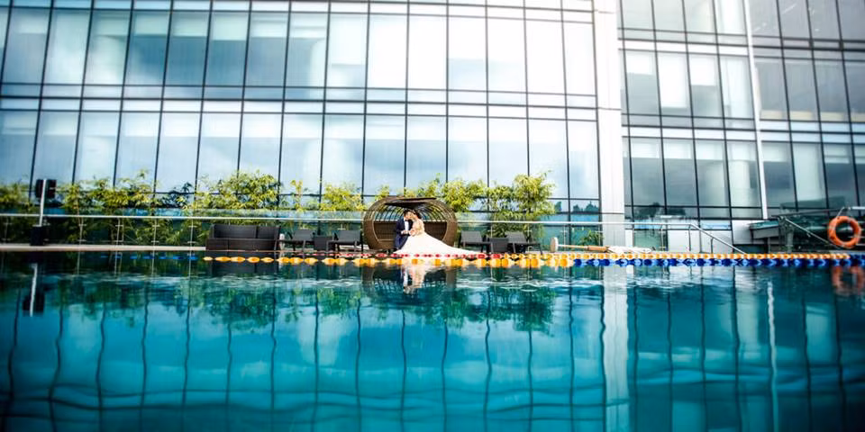 Màu xanh là tông màu chủ đạo cho xu hướng cưới năm nay. Lấy cảm hứng về một không gian thanh nhẹ, huyền ảo, hòa cùng thiên nhiên xanh tươi và lãng mạn từ trong những khu rừng đầy nhựa sống, nơi đây pha trộn các sắc màu xanh của xanh lá, xanh ngọc lục bảo và các màu phụ trợ như màu vàng, kim, trắng làm màu chủ đạo…Sự kết hợp cùng các chất liệu tự nhiên như rêu, lá, hoa, gỗ mộc, dây rừng… mang đến phong cách trang trí hoàn toàn mới.