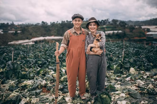 Nhiếp ảnh gia Phan Tuấn Anh - người thực hiện bộ ảnh - chia sẻ với Zing.vn: “Những khoảnh khắc ngọt ngào bên cánh đồng bắp cải thể hiện tình yêu và mong ước của cô dâu, chú rể. Cho dù sau này cuộc sống có ra sao, tình yêu của họ vẫn chân thành".