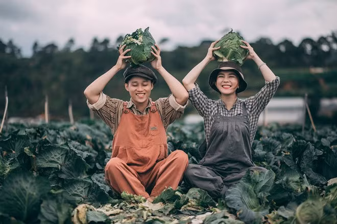 Anh Tuấn Anh cho biết thêm giữa bối cảnh chụp ảnh cưới tại phim trường đang ngày càng bão hòa, không có sự khác biệt, những bức hình ngoại cảnh đồng quê bình dị lại lên ngôi.