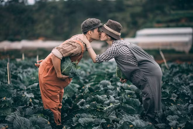 Đặng Thị Xuân Tươi (24 tuổi) làm kế toán, chú rể là Đỗ Anh Vũ (30 tuổi), nhân viên tín dụng ngân hàng. Cả hai hiện công tác tại Bình Thuận.