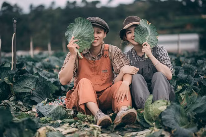 Thời gian hơn một năm yêu nhau, cả hai trải qua nhiều kỷ niệm vui buồn. Tươi kể trong một lần đi du lịch, cô bị té xe, Vũ là người đã rửa vết thương và chăm sóc người yêu tận tình. Sau đó, cô sốt, chàng trai kiên nhẫn thổi vết thương cho bạn gái. Sự chân thành của bạn trai khiến thiếu nữ cảm động nhận lời cầu hôn từ anh.