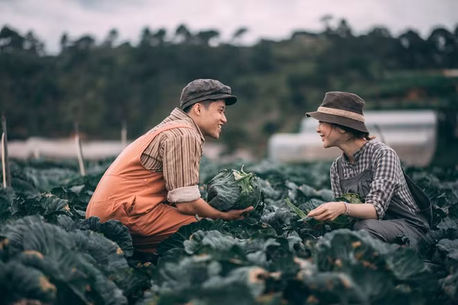 Đôi trẻ quen nhau trong một lần Tươi đến ngân hàng nơi Vũ công tác ký giấy tờ. Sau hơn một năm tìm hiểu, cả hai quyết định "quan hệ nghiêm túc". Cô dâu chia sẻ chú rể là người đàn ông nhẹ nhàng, tâm lý. Cô luôn có cảm giác an toàn và yên bình khi bên cạnh anh.