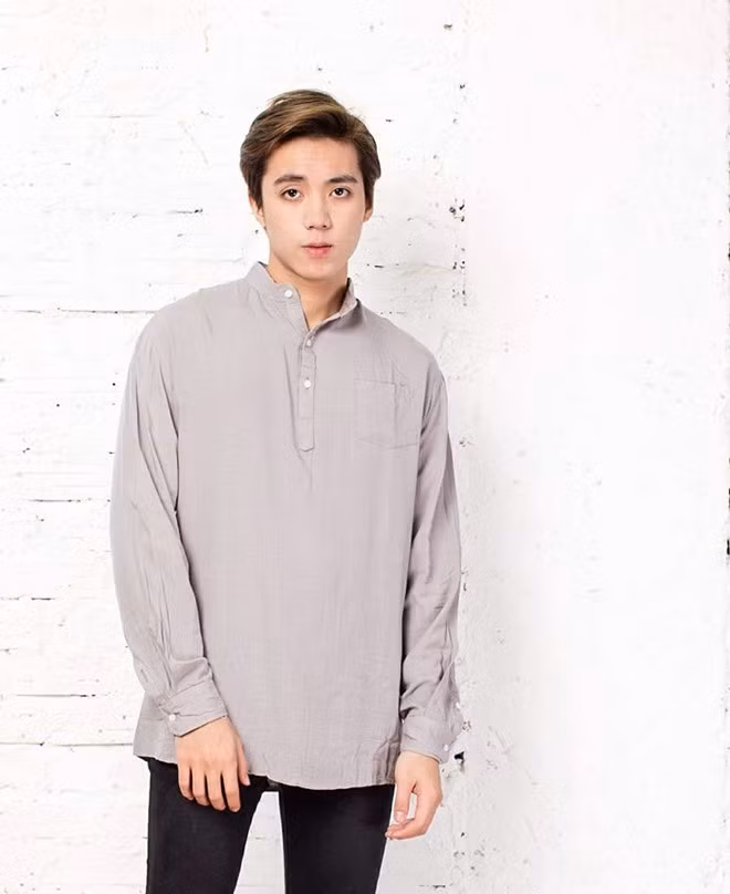 “Nhiều người gặp mình nhận xét Kiên có phần giống nam ca sĩ. Mình chỉ nghĩ mọi người khen anh ấy đẹp trai thì chắc mình cũng được đẹp 'lây' một chút nên rất vui”, Vũ Kiên hài hước nói.