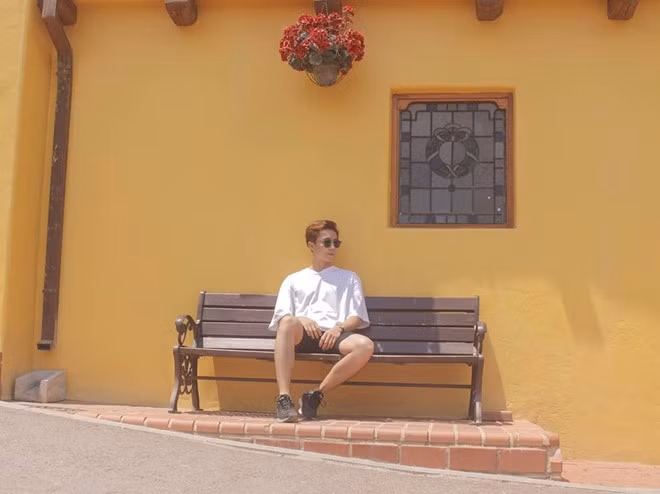 Sau khi tốt nghiệp, chàng trai nhận làm và giảng dạy về video cho một số doanh nghiệp. Vũ Kiên có thể chơi guitar và harmornica.