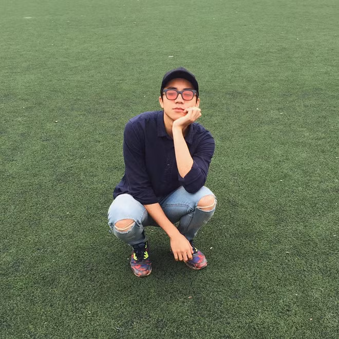 Mới đây, fan của nam ca sĩ chia sẻ ảnh của một chàng trai và gọi là "bản sao" thần tượng của mình. Nhân vật nhận được sự chú ý của cộng đồng mạng đó là Phạm Vũ Kiên (22 tuổi, Hà Nội).