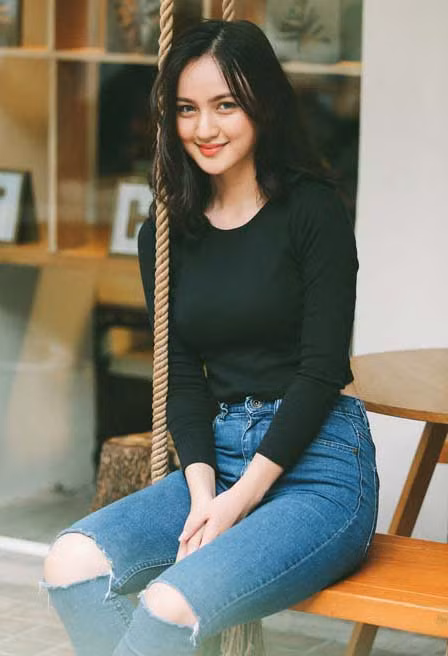 Dù mới chỉ 17 tuổi nhưng Mai Tây đã trở thành "gương mặt thương hiệu" cho kha khá những thương hiệu thời trang đình đám cùng một Facebook hơn 75k người theo dõi.