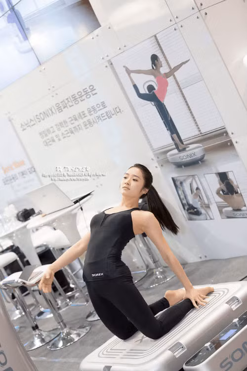 Lee Yuju khiến bao người phải trầm trồ vì những tư thế yoga khó nhưng được cô thực hiện chuyên nghiệp. Từ động tác uốn cong người cho đến giữ thăng bằng đều được cô thực hiện thành thạo và đẹp mắt.