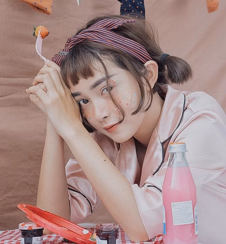 Kỳ Hân cho hay cô được nhiều người quan tâm trên mạng xã hội sau khi đăng tải ảnh của một chuyến đi chơi. Không ít người khen ảnh trên Instagram đẹp và nhờ cô nàng chỉ cách chỉnh sửa ảnh. Hiện, cô có hơn 30.000 người theo dõi trang cá nhân.