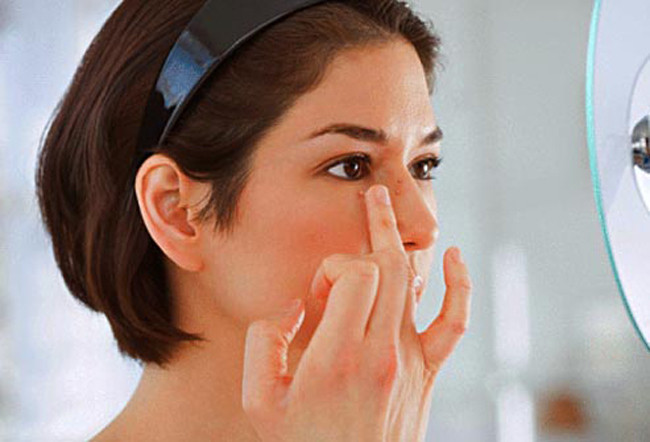 Phòng ngừa mụn nhọt vào mùa hè: Cái nóng của mùa hè và mồ hôi có thể khiến tình trạng mụn trở nên tồi tệ hơn. Nếu da bạn nhạy cảm, hãy chọn các loại kem chống nắng không dầu, không kích ứng mụn, không gây bí lỗ chân lông.