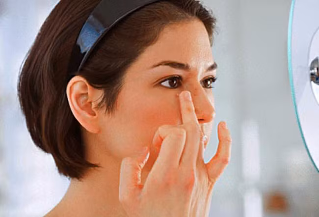 Phòng ngừa mụn nhọt vào mùa hè: Cái nóng của mùa hè và mồ hôi có thể khiến tình trạng mụn trở nên tồi tệ hơn. Nếu da bạn nhạy cảm, hãy chọn các loại kem chống nắng không dầu, không kích ứng mụn, không gây bí lỗ chân lông.