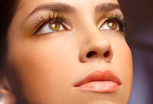 Trang điểm mắt: Để có được gương mặt tươi trẻ tự nhiên vào mùa hè, tốt nhất là bạn chỉ nên makeup nhẹ nhàng cho đôi mắt, tránh kẻ eyeliner quá đậm.