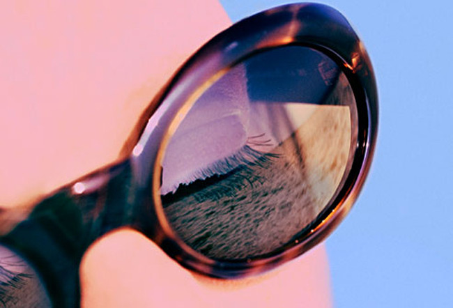 Bảo vệ mắt: Tia UV còn có thể gây những tổn thương cho mắt như gây đỏ mắt và chảy nước mắt, có thể kéo dài. Hãy đeo các loại kính râm chất lượng để bảo vệ đôi mắt.