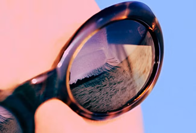 Bảo vệ mắt: Tia UV còn có thể gây những tổn thương cho mắt như gây đỏ mắt và chảy nước mắt, có thể kéo dài. Hãy đeo các loại kính râm chất lượng để bảo vệ đôi mắt.