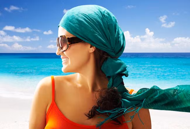 Bảo vệ mái tóc: Mái tóc cần nhiều ẩm hơn vào mùa hè. Hãy sử dụng mặt nạ tóc, tinh dầu và dầu ủ để mái tóc luôn óng mượt và chắc khỏe. Tia UV cũng có thể gây tổn hại tóc, khiến tóc khô và dễ gãy. Cách tốt nhất là đội mũ, hoặc sử dụng xịt chống nắng cho tóc.